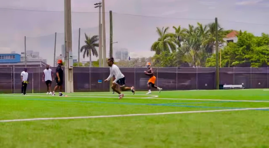 Shedeur Sanders Has NFL Fans In Awe After Bombing A Perfect Dime To His Receiver With Just The Simple Flick Of His Wrist