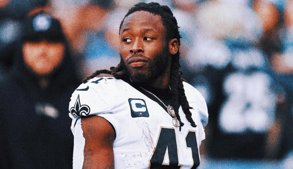 Alvin Kamara Gets Do-Over After Wild First Pitch Before Cardinals-Cubs Game
