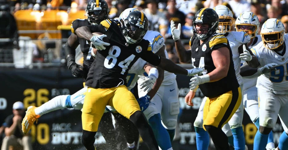 One random Steelers play: Cordarrelle Patterson saves a split zone run