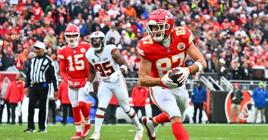Arrowheadlines: Travis Kelce could join elite group in 2025