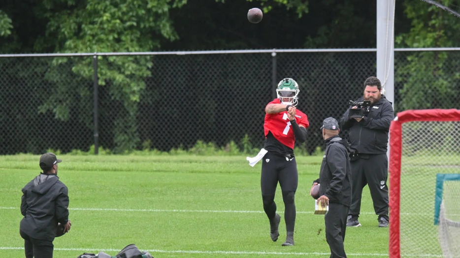 Jets safety hits Justin Fields doubters with bold 2025 prediction
