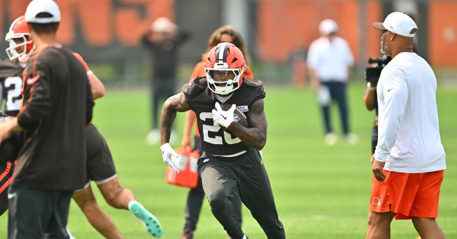 Tuesday’s Daily Dawg Chow: RB reviews, OL rankings, Browns power rankings