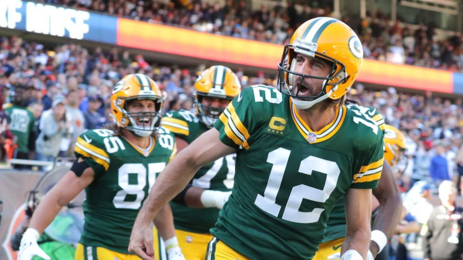 De Smith's upcoming book describes Aaron Rodgers as &quot;isolated&quot; and &quot;dismissive&quot;