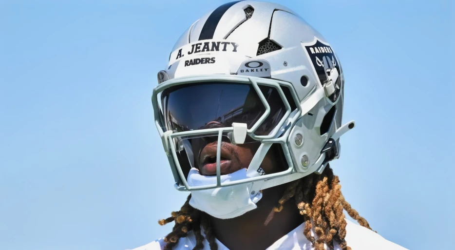 Social Media Sleuths Spot Raiders’ Superstar Rookie Ashton Jeanty in Full Uniform Outside Applebee’s in Wild Sighting
