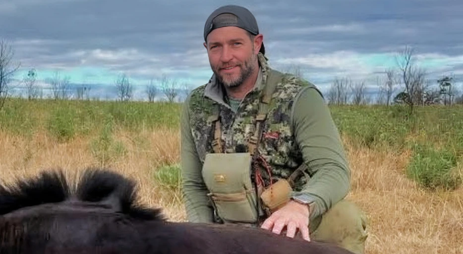 Social Media Torches Ex-NFL QB Jay Cutler for Slaying Endangered Species on African Hunt (PHOTOS)
