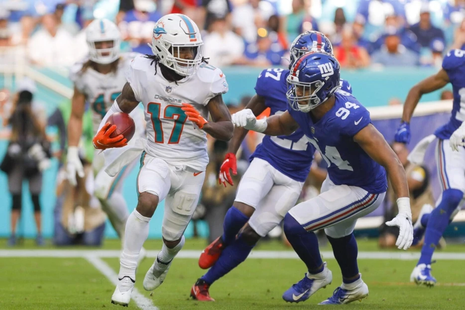 Browns Place DE Elerson Smith On Retired List