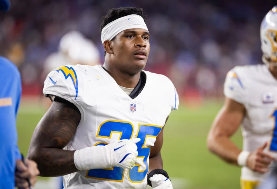 Daiyan Henley Full Go At Chargers’ Camp; Junior Colson In Mix To Start