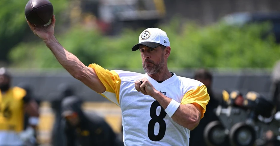 NFL coaches, executives still view Aaron Rodgers as top quarterback