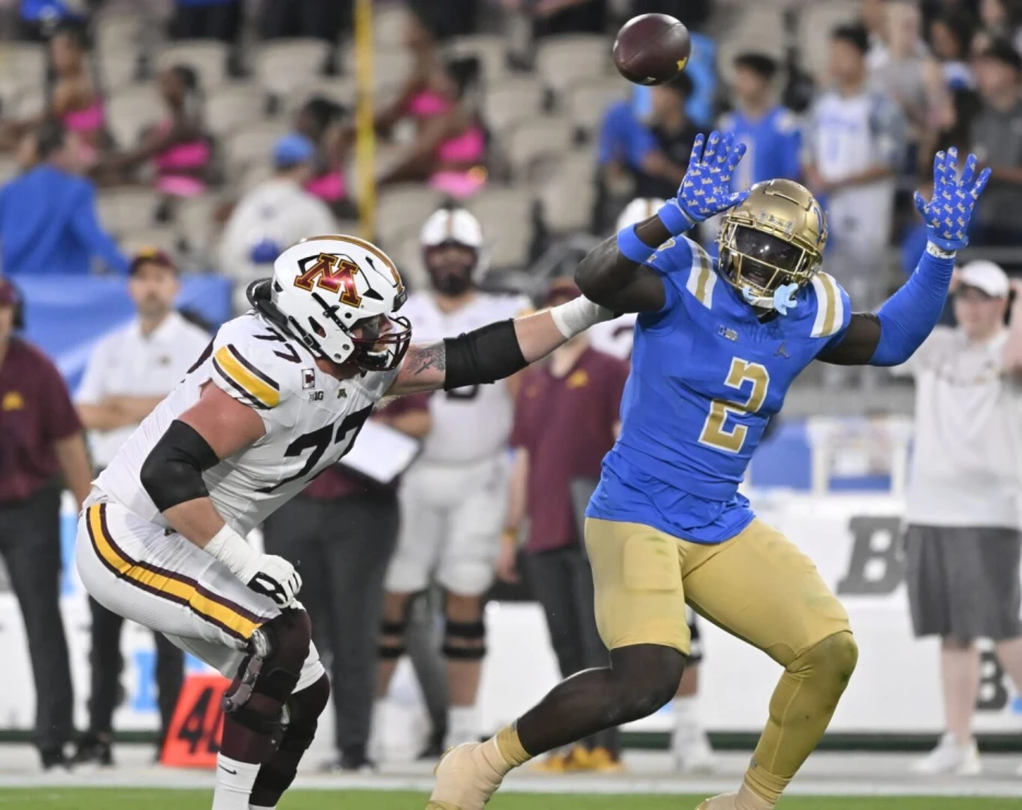 Titans Sign Second-Round DE Oluwafemi Oladejo, Wrap Up Draft Class