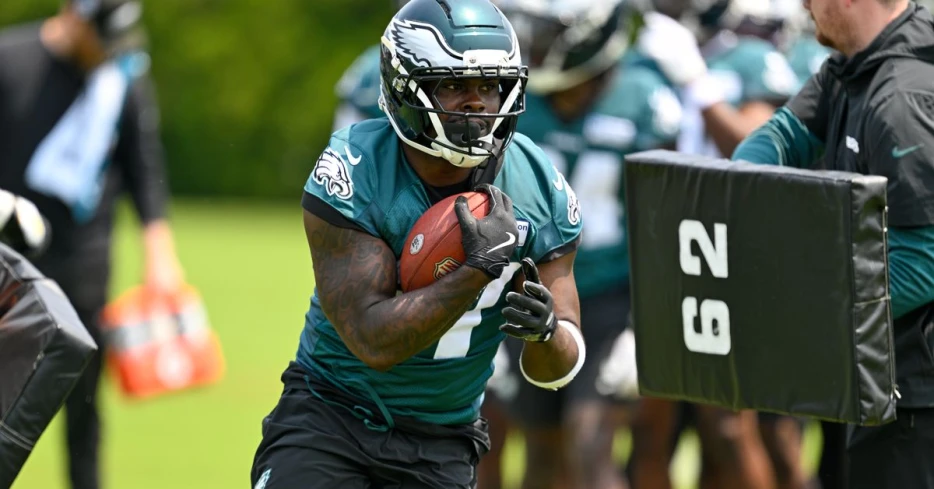 Eagles waive two players to make room for new roster additions
