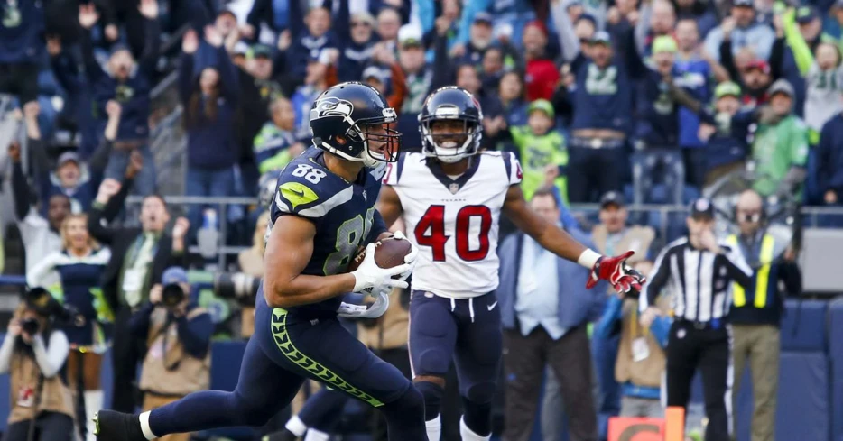 Fresh off record-setting trek, former Seahawks tight end Jimmy Graham officially retiring