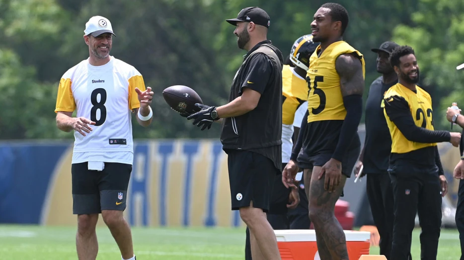 Steelers’ Mike Tomlin teases early plan for ‘workaholic’ Aaron Rodgers