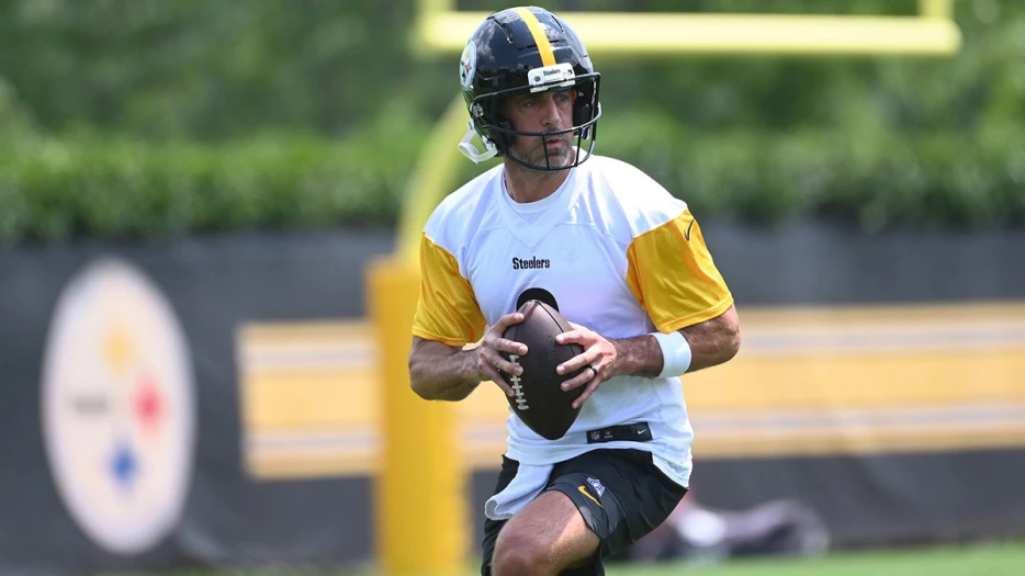 Aaron Rodgers gets hero’s welcome at Steelers’ training camp