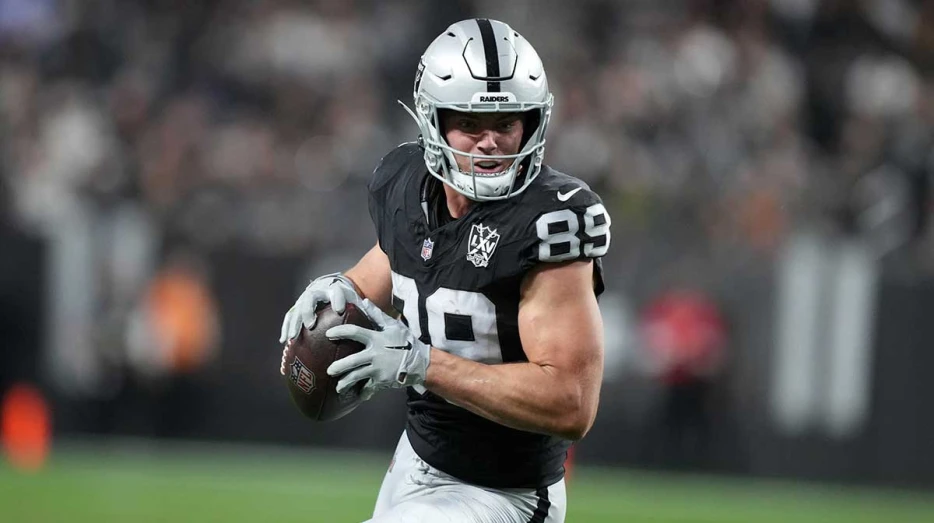 Brock Bowers’ humble approach to 2025 after historic rookie season