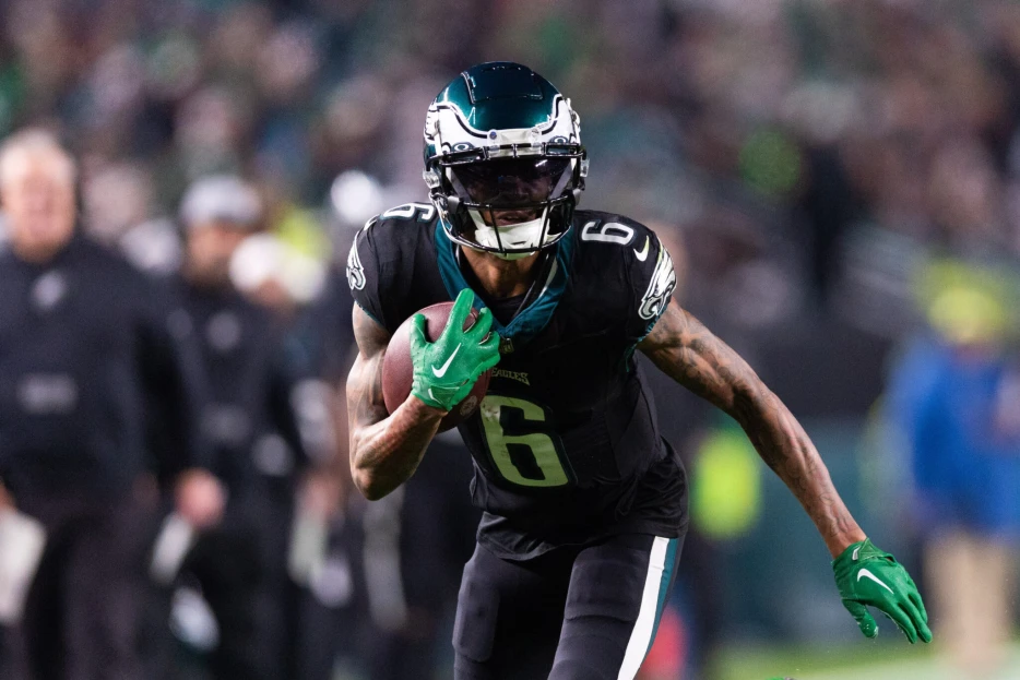 DeVonta Smith Thinks Love Island is a “Dumbass” Show