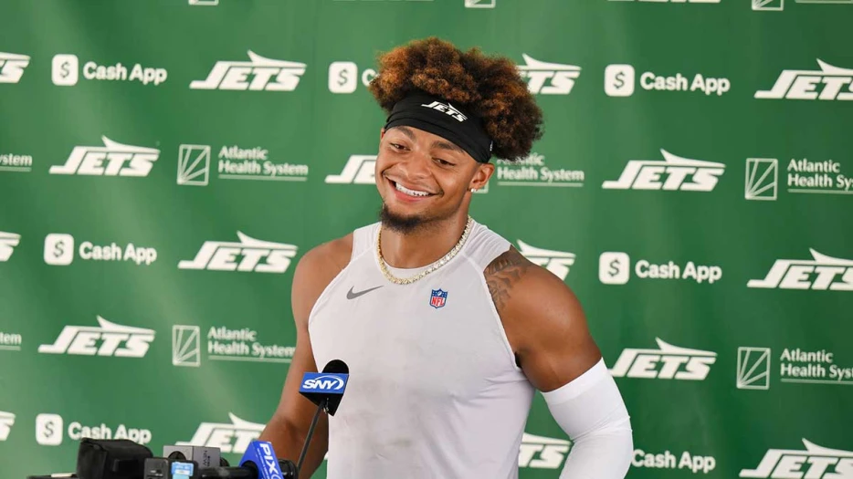 Jets’ Aaron Glenn provides cryptic Justin Fields update after injury scare