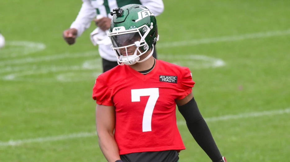 Jets’ Justin Fields avoids significant injury after scare