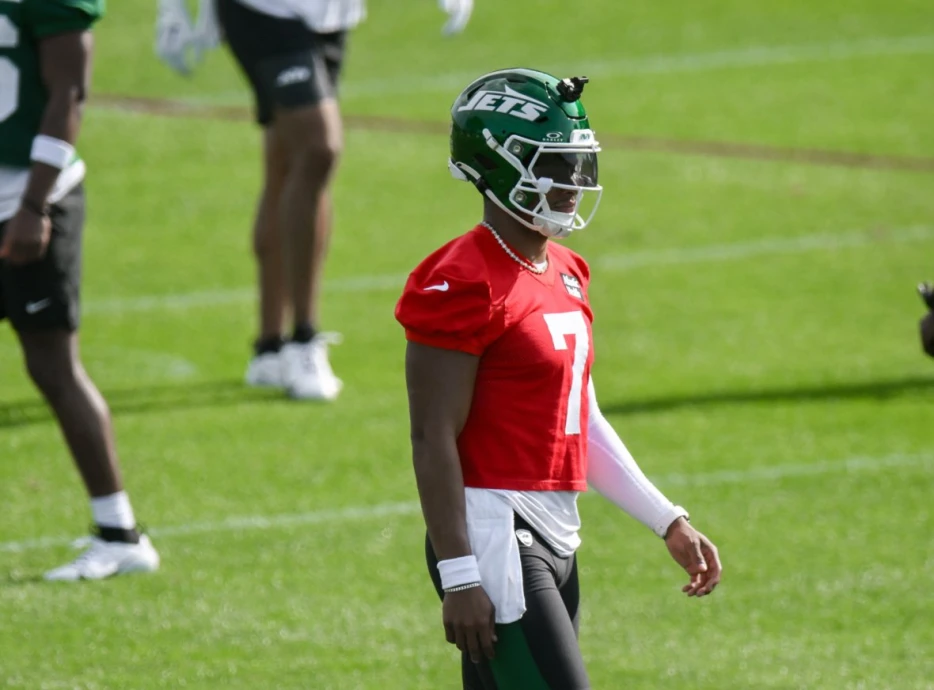Jets Season Could in Serious Trouble After Justin Fields Carted off Field With ‘Bad’ Lower Leg Injury