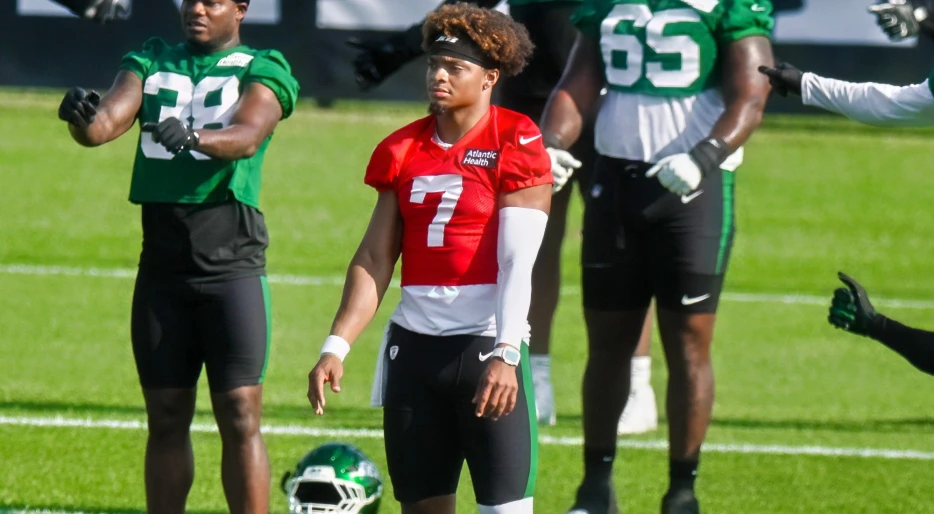 New York Jets Fans Return To The Dark Depths Of Despair As Justin Fields Reportedly Carted Off Practice Field With Leg Injury
