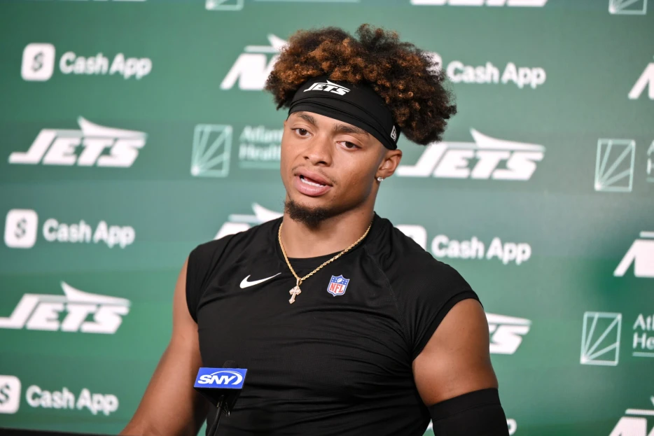 Jets HC Aaron Glenn: Justin Fields (Toe) Is Day-To-Day