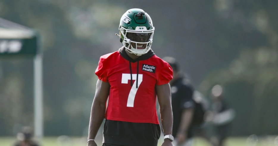 Justin Fields Injury Update: Quarterback suits up but doesn’t practice on Friday.