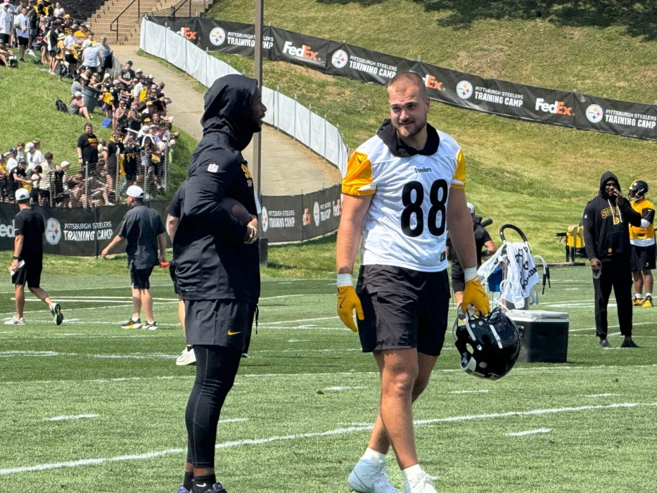 Pat Freiermuth Sees Room for Jonnu Smith in Steelers Offense