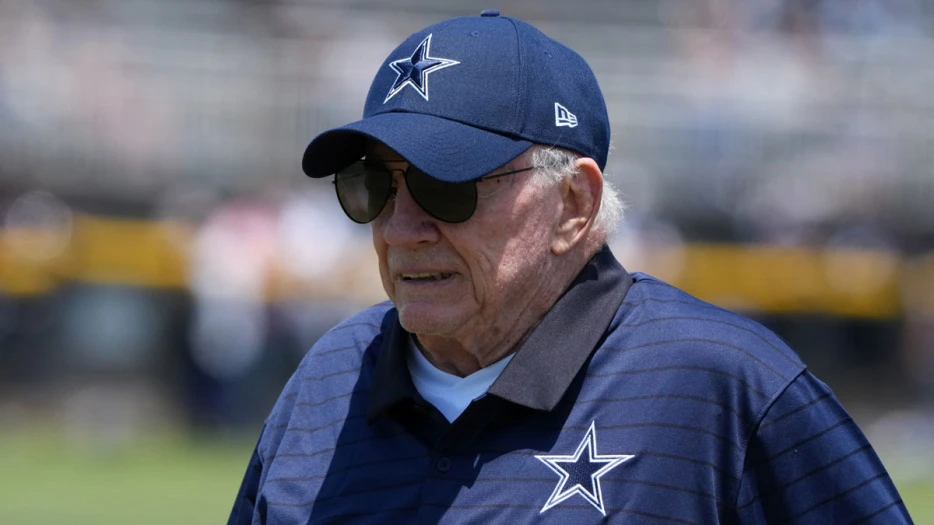 Cowboys fans scream at Jerry Jones to ‘pay’ Micah Parsons