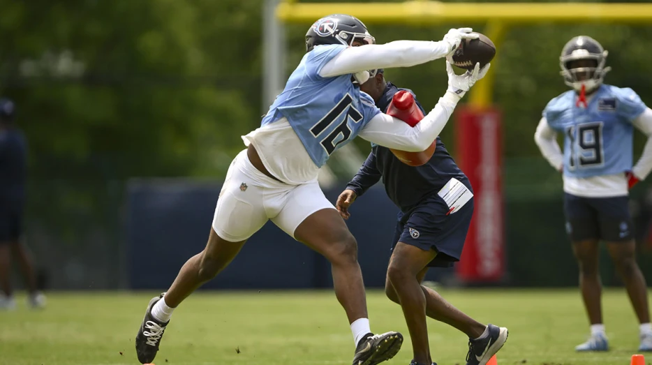 Titans receiver suffers broken collarbone