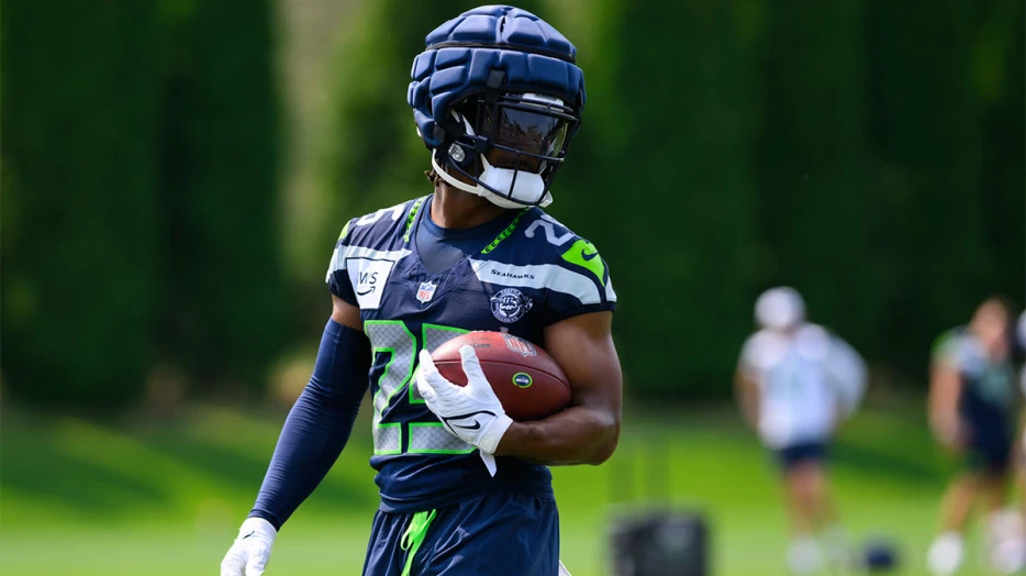 Seahawks rusher leaves practice with potentially torn ACL