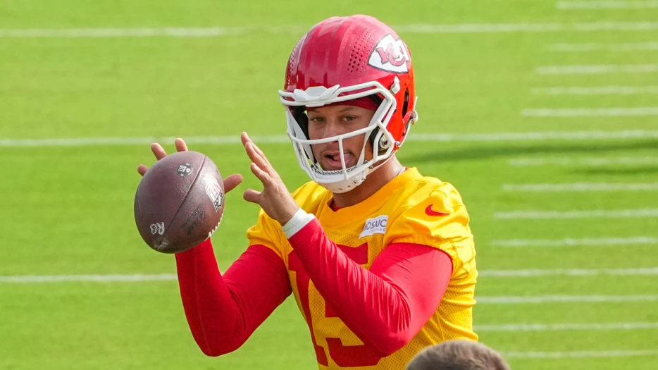 Chiefs’ Patrick Mahomes highlights 2 young stars in training camp
