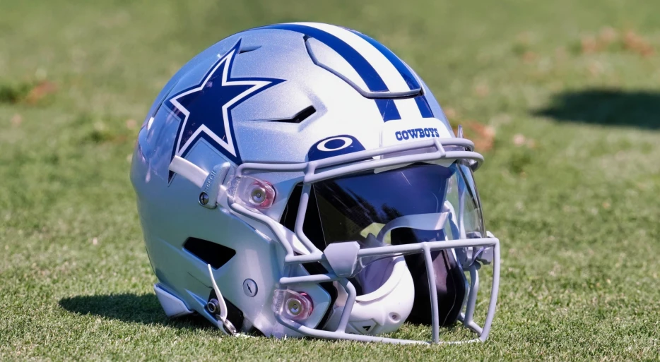 Dallas Cowboys Star Offensive Player Scheduled To Miss Significant Time After Breaking Bone In Neck