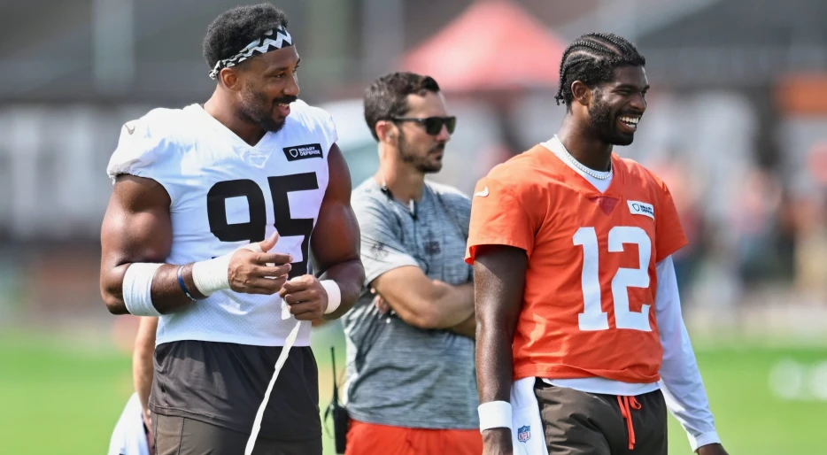 NFL Fans Are Convinced Myles Garrett Wants Shedeur Sanders To Be The Browns’ Starting QB Following His Latest Actions That Were Caught On Camera
