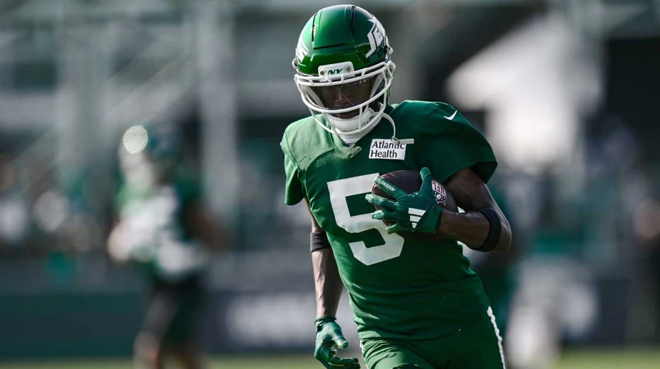 Jets’ Garrett Wilson provides 5-word assessment of Justin Fields