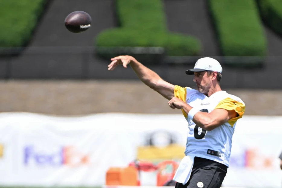 10 NFL QBs Who Could Get Benched in 2025