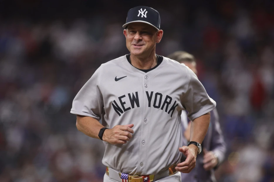 Aaron Boone Says Eagles Chants at Yankee Stadium Made Him Want to Vomit