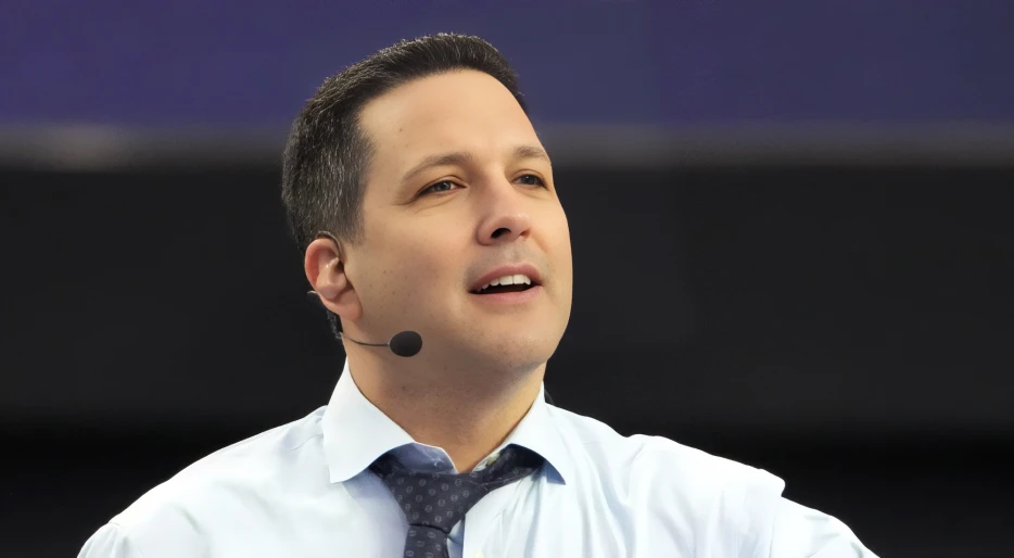 ESPN’s Adam Schefter Is Getting Slammed By Rival NFL Insider Over His Shady Reporting
