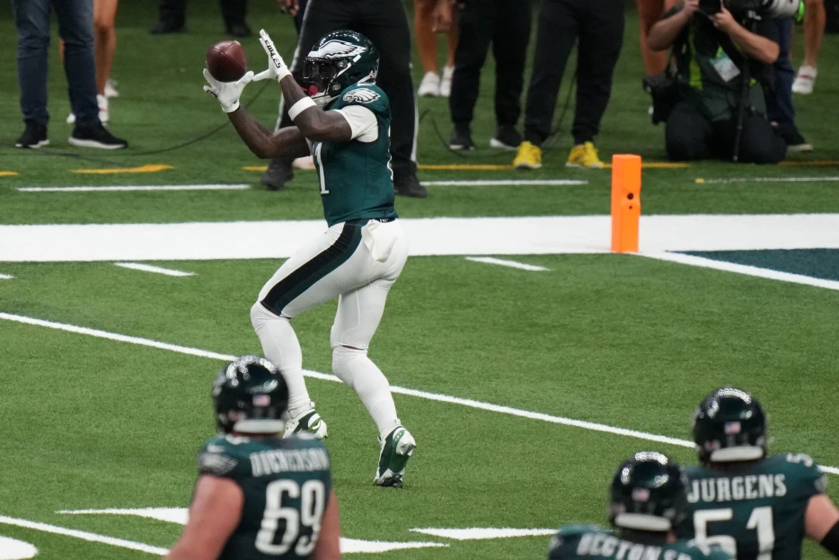 Inspired by Freddie Mercury, A.J. Brown Picks His New Celebration, With Help From Eagles Fans