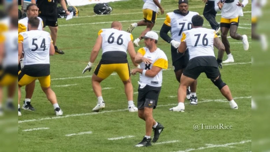 A.Q. Shipley Thinks Steelers Have ‘Up-And-Coming’ Offensive Line