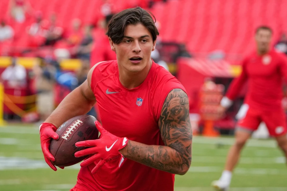 Jaguars WR Louis Rees-Zammit Returning To Rugby