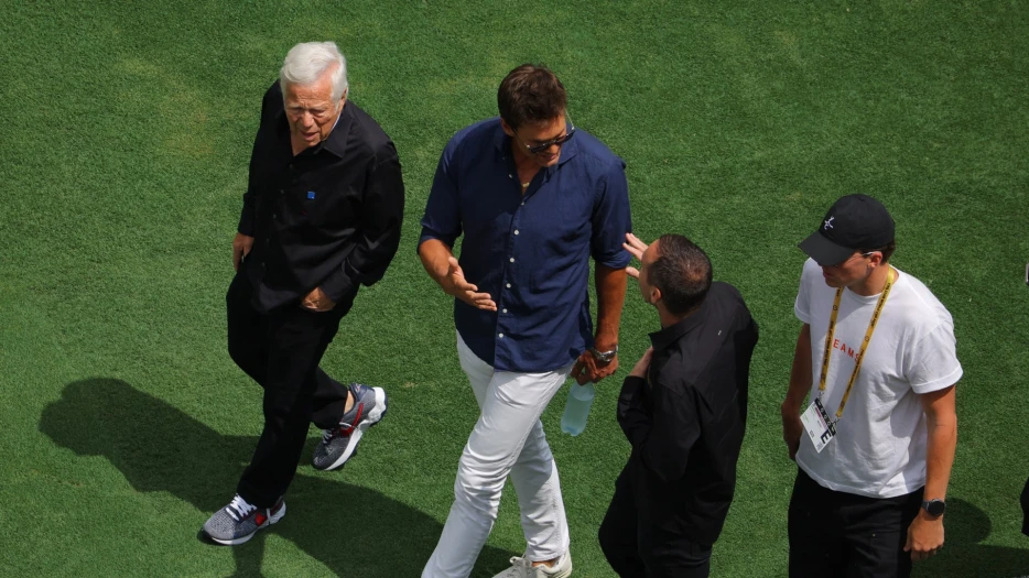 Check Out Weird Visual Of Tom Brady Rocking Raiders Gear