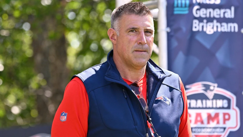 Mike Vrabel Refuses To Discuss Micah Parsons, Terry McLaurin’s Trade Requests