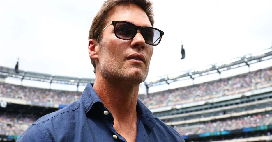Silver Minings: Tom Brady hit the practice field to check out the Raiders during training camp