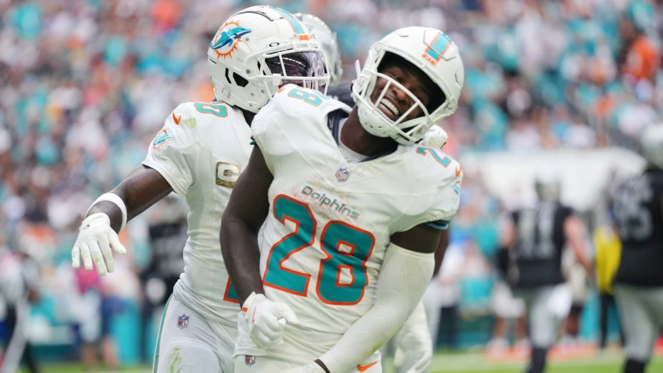 Tyreek Hill Calls For Miami Dolphins To Bench Star Running Back De’Von Achane