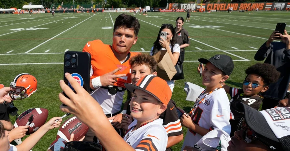 Daily Dawg Chow 8/3: Browns down to 2 QBs, Micah Parsons trade? DBN adds staff