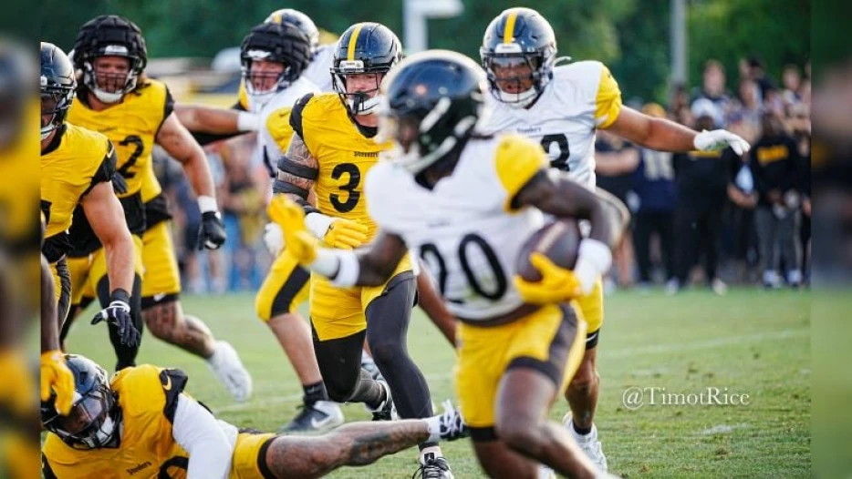 Kaleb Johnson Made RB Coach Eddie Faulkner ‘Proud’ In Friday’s Backs On ‘Backers Drill