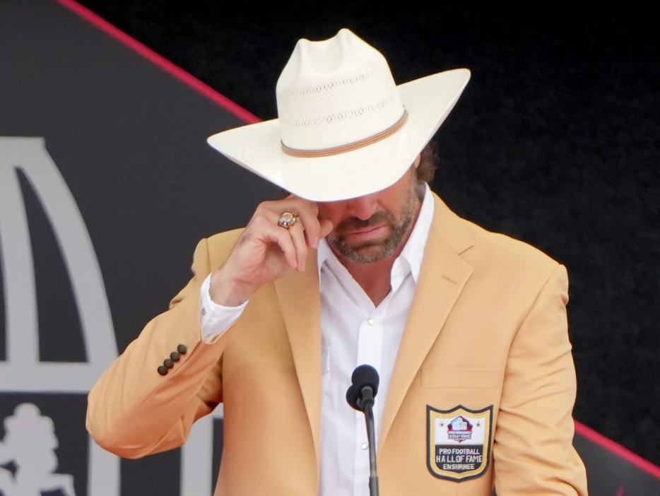 Vikings Legend Jared Allen Suffers Unfortunate Wardrobe Malfunction During Hall of Fame Induction