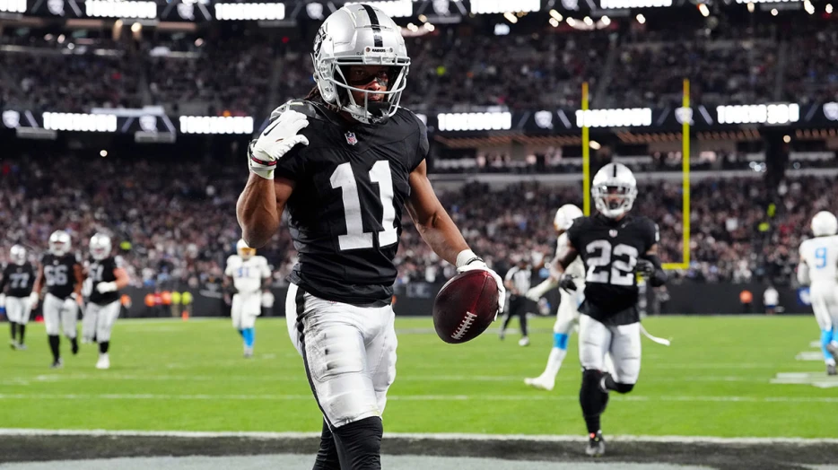 Raiders’ Geno Smith wildly compares Tre Tucker to legendary receiver