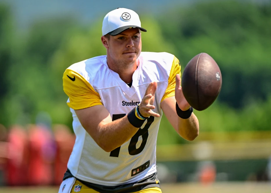 Uh Oh: Steelers QB Leaves Practice Early on Tuesday