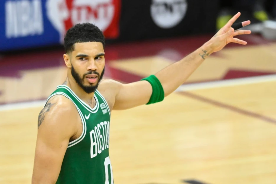 Celtics star Jayson Tatum visits Patriots’ Wednesday practice