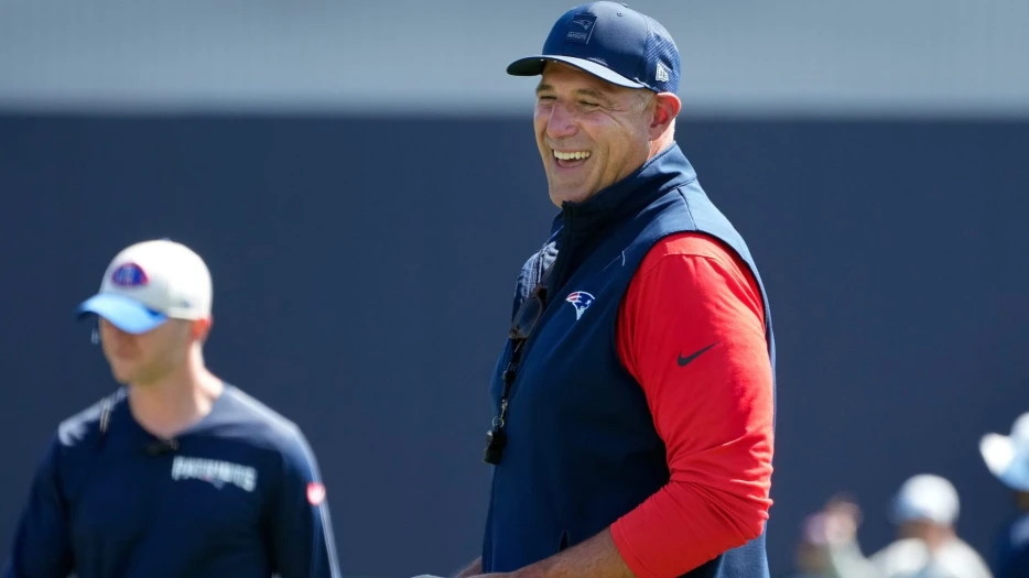 Mike Vrabel Takes Hilarious Tom Brady Dig At Commanders Coach
